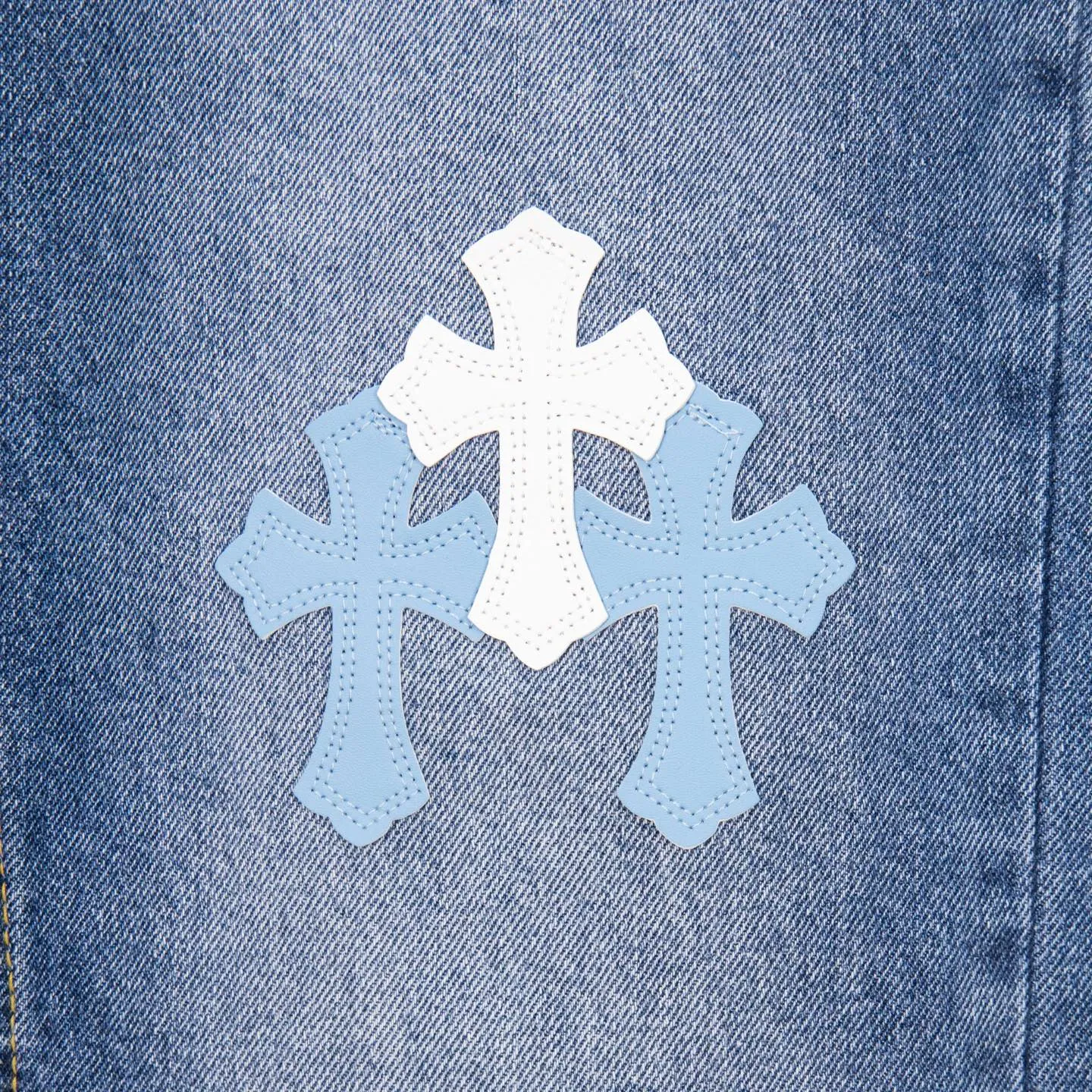 P260 Chrome Hearts light blue pants, Sanskrit blue and white patchwork leather jeans. CH jeans need to be washed and then disassembled and hand-stitched with sheepskin cross leather and then spliced ​​together. The whole piece has too many craftsmanship to explain. The patchwork cross pattern is embellished, and the high-waisted washed jeans! ! Absolutely high-end luxury products, god-level single products and super popular products, made with top heavy industry, a must-see magic weapon. Customized hardware. The fabric is thick and soft after washing. It has good breathability. Customized small leather label. Unique design. The details are simple and elegant, and the workmanship is exquisite. The entire trousers are neatly routed and the details are in place! It’s so cool that both men and women can easily control the genderless trend! Style number: 1805# Color: blue Size: 28 30 32 34